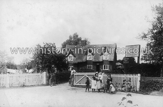 The Huntsman and Hounds Public House, Althorne, Essex. c.1912